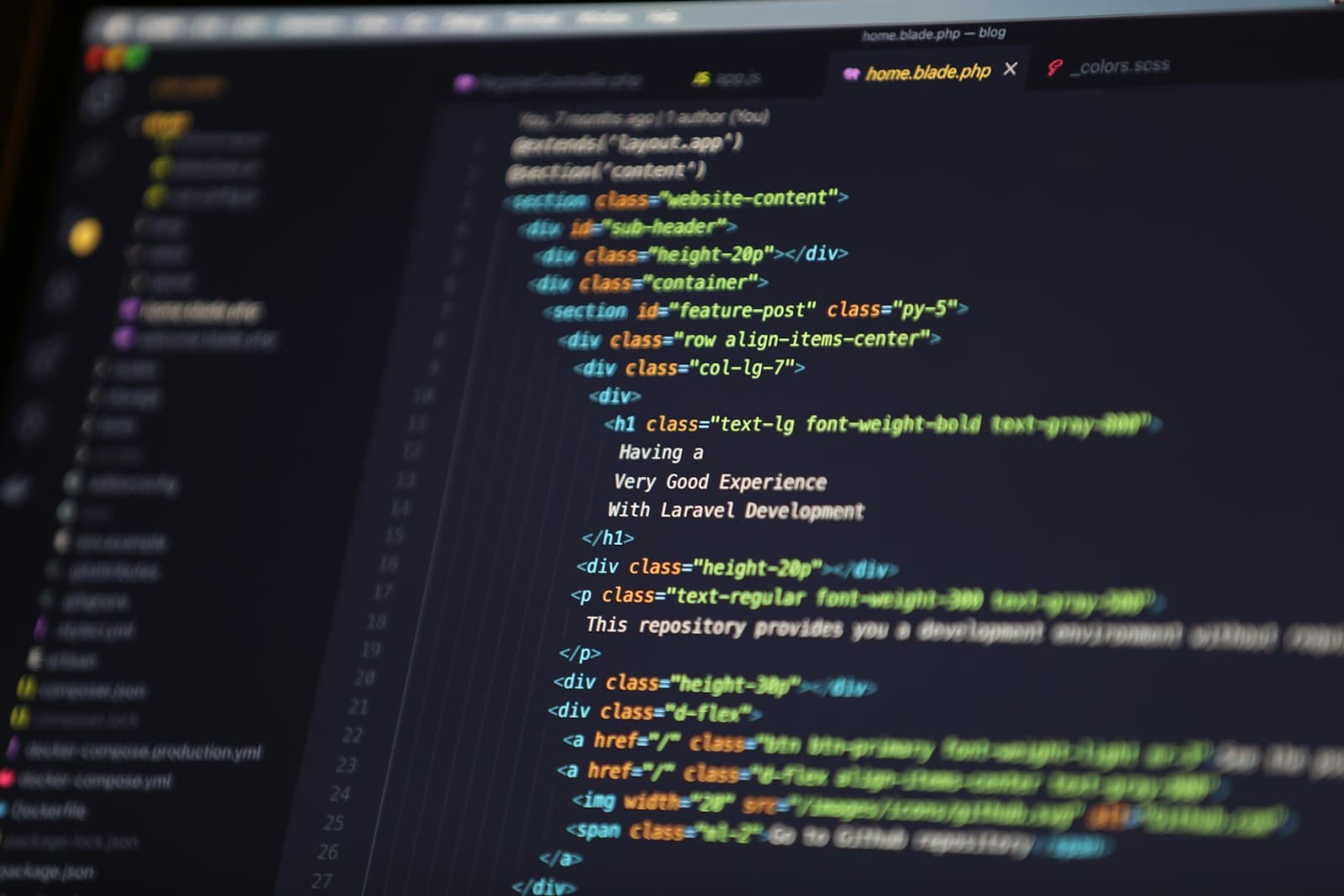 Редове HTML код на тъмен екран