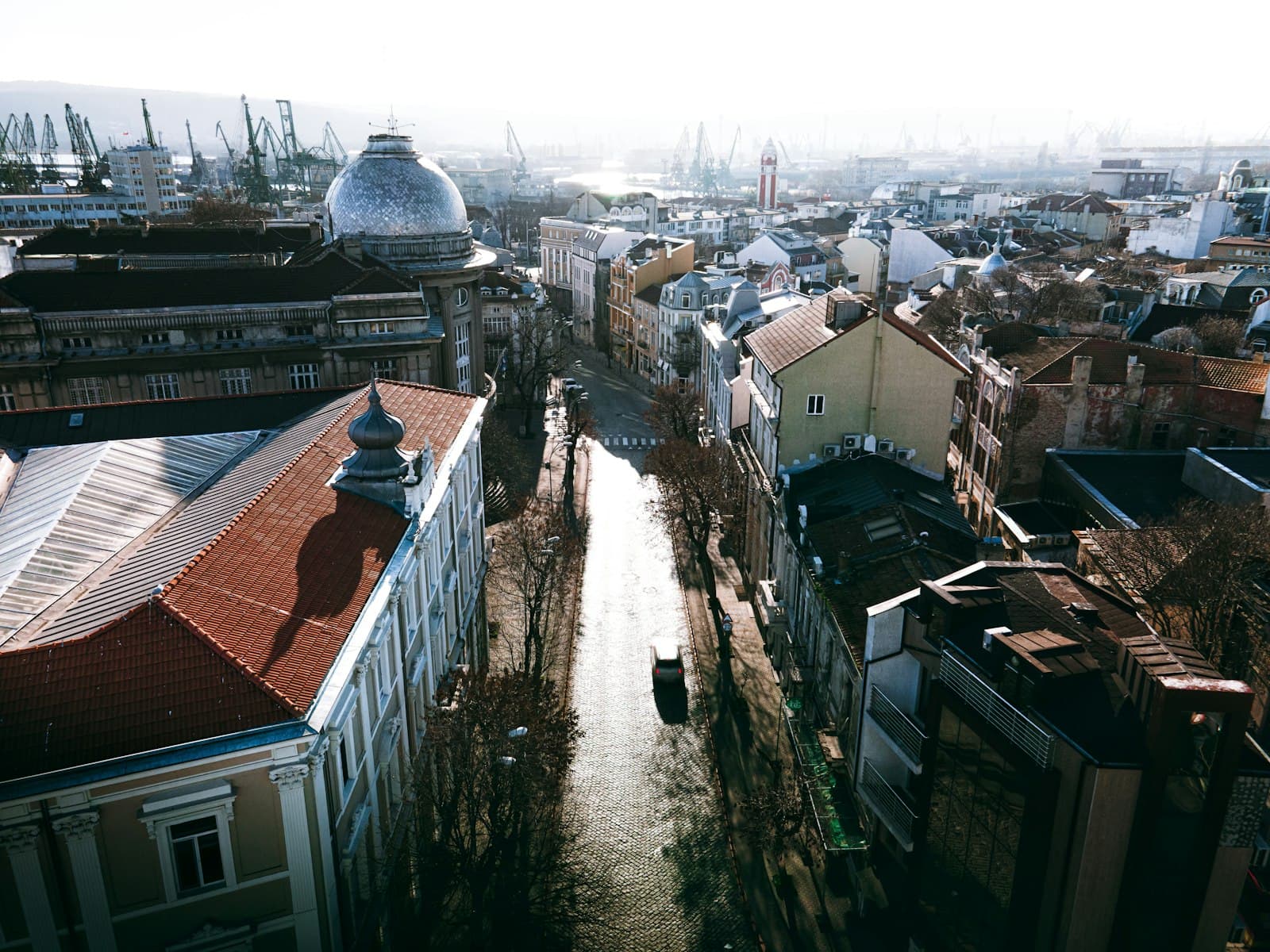 Варна отвисоко, с морето зад покривите